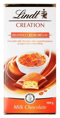 Lindt oluşturma göksel Creme brulee İsviçre sütlü çikolata bar üzerinde beyaz izole Üstten Görünüm