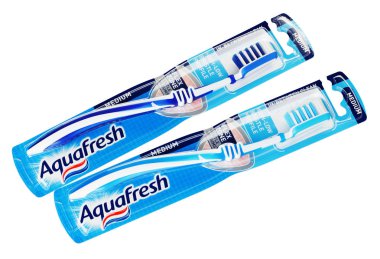 Beyaz izole Aquafresh diş fırçaları ambalaj çiftinin Üstten Görünüm