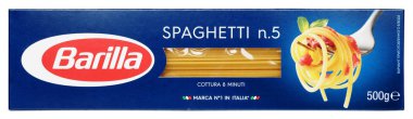 Beyaz arka plan üzerinde izole Barilla spagetti n.5 İtalyan makarna Üstten Görünüm