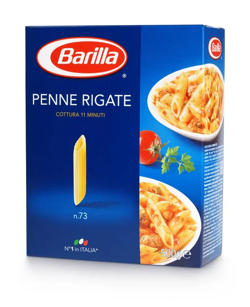 Вид спереди Barilla penne rigate 73 fasta pasta, выделенный на белом фоне — стоковое фото