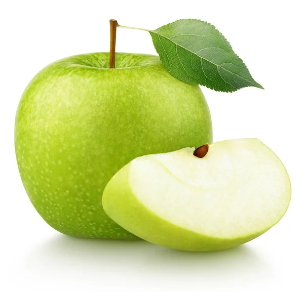 Зелене яблуко з зеленим листом і шматочком яблука ізольоване на білому — стокове фото