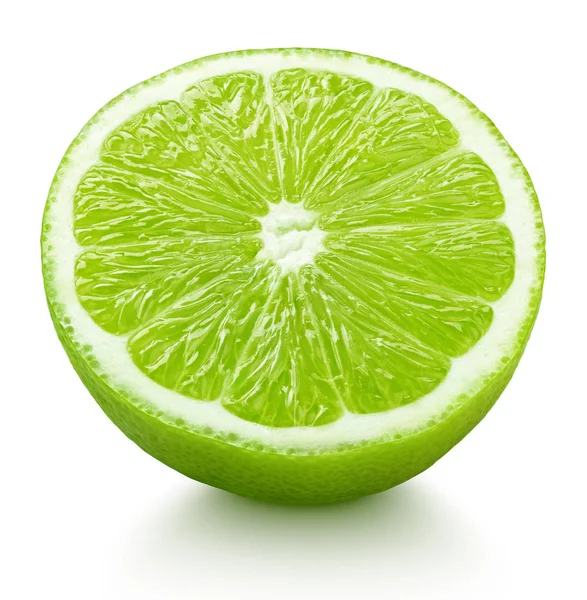Die Hälfte der grünen Limetten-Zitrusfrüchte isoliert auf weiß — Stockfoto