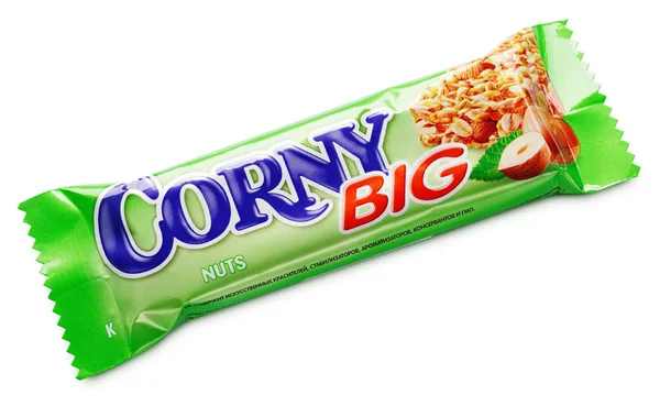 Corny grande (sabor a nueces) barra de muesli aislado sobre fondo blanco —  Fotos de Stock