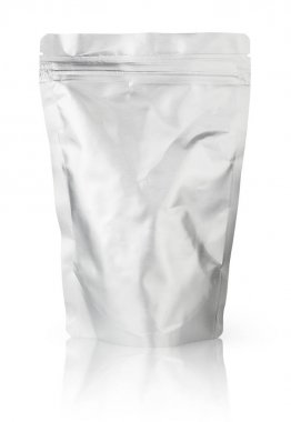 Kırpma yolu ile beyaz arka plan üzerinde izole boş alüminyum folyo gıda ambalajlama.