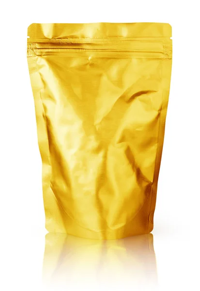 Lege aluminium gouden folie levensmiddelenverpakkingen geïsoleerd op een witte achtergrond met uitknippad. — Stockfoto