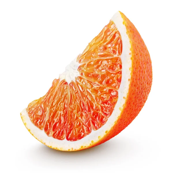 Kan kırmızı portakal narenciye meyve üzerinde beyaz izole kama — Stok fotoğraf