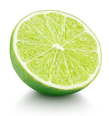 Yeşil limon narenciye meyve üzerinde beyaz izole yarısı