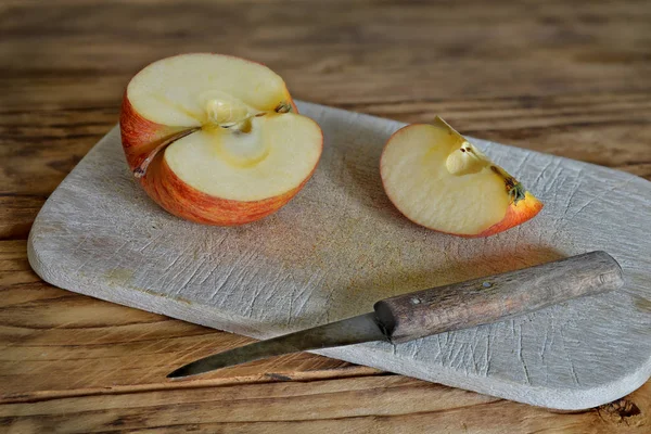 Wooden board with apple and knife — Stock Photo, Image