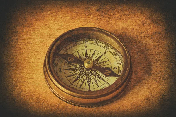 Old compass in vintage — Stock Photo, Image