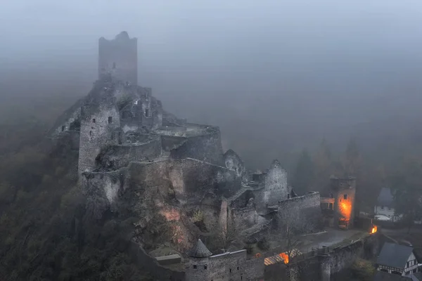 Бург Мандершайд Эйфеле Германии Тумане — стоковое фото