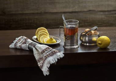 Çay, limon, peçete ve şeker 