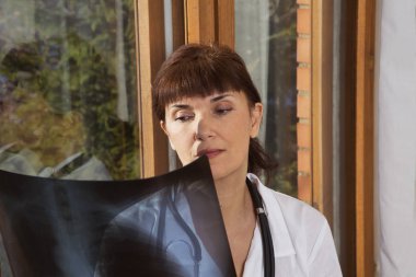 Doktor bir grafisi inceliyor 