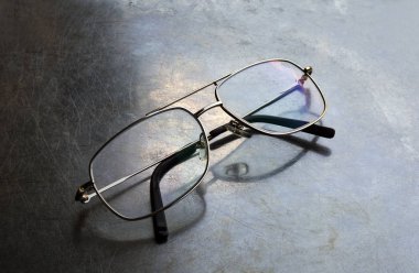 Gümüş arka plan üzerinde gözlük