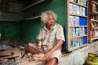 Sumatra, Endonezya - Ağustos 15,2012: köyde çalışma woodcarver