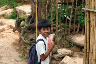  Çocuk okula bir ders için gidiyor.