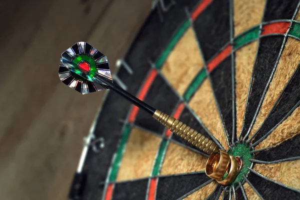 Wedding rings and darts arrow — Stock Photo, Image