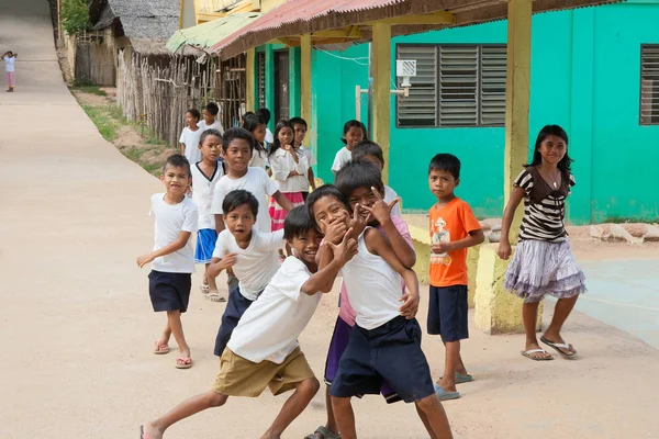 POPOTOTAN ISLAND, BUSUANGA, PHILIPPINES - JANUARY 20,2012 - Chil — Stock Photo, Image