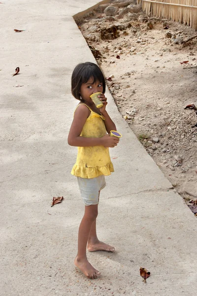 Popototan Island, Busuanga, Filipinler - Ocak 20,2012 - kız