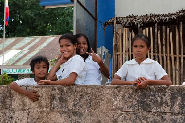 POPOTOTAN ISLAND, BUSUANGA, PHILIPPINES - JANUARY 21,2012: Girls — Stock Photo, Image