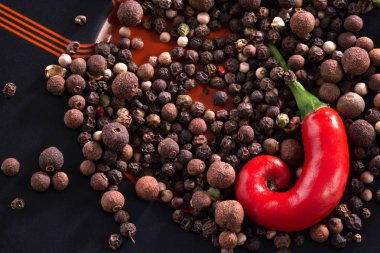 kara biber ve acı biber bir plaka üzerinde farklı