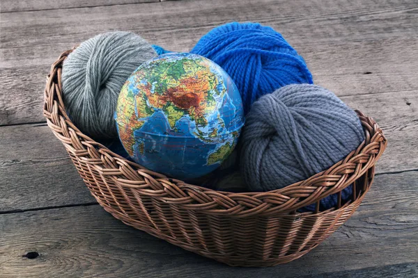 Küre ve skeins iplik hasır sepet içinde
