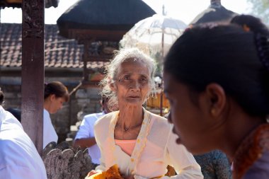 Bali, Endonezya-Ağustos 29,2012: Bir büyük kadın geldi bir bunları