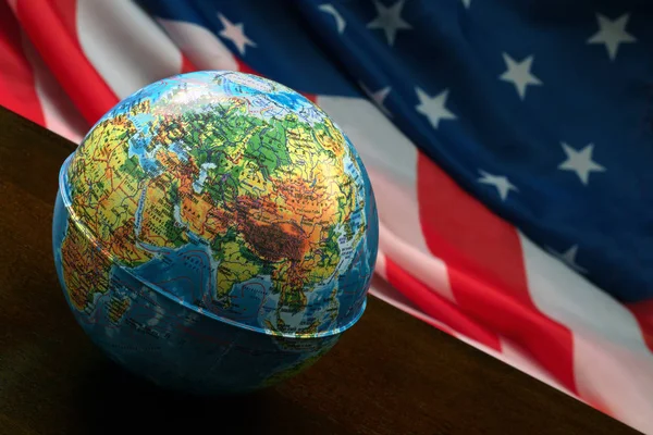 Amerikan bayrağı arka üzerinde dünya