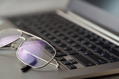 Laptop klavye üzerinde yalan gözlük