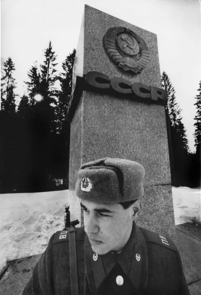 SVETOGORSK, RUSIA - 12 DE DICIEMBRE DE 1991: Una frontera soldado soviética g — Foto de Stock