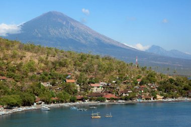 Deniz koyu ve Adası Bali Agung yanardağı