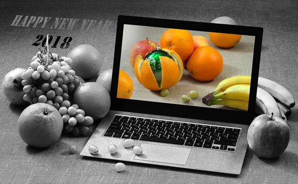 Noel top dizüstü bilgisayar ekranında portakal kabuğu