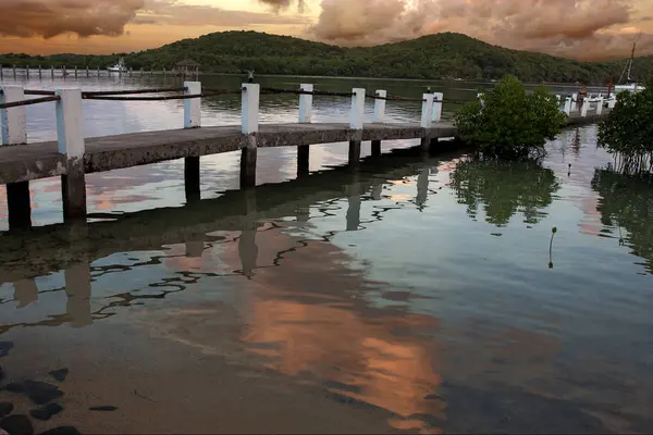 İskele, deniz araçları ve günbatımı Filipin Adası