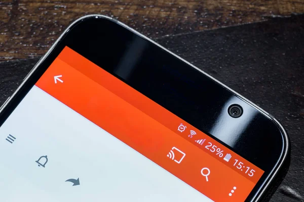 Smartphone mit 25 Prozent Akkuladung auf dem Bildschirm — Stockbild Smartphone mit 25 Prozent Akkuladung auf dem Bildschirm — Stockfoto