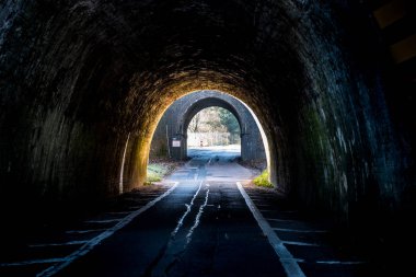 Karanlık İngiltere'de yolu tüneli günbatımı üzerinde