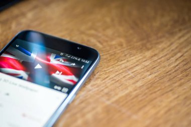 Ahşap arka plan 5g ağ işareti yüzde 25 ücret ve İngiltere'de bayrak üstünde belgili tanımlık perde ile Smartphone