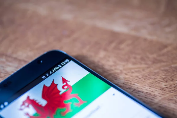 4g 智能手机与 25%电荷和威尔士国旗 — 图库照片