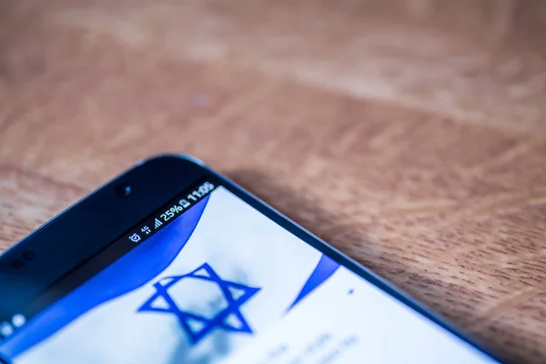 4g Smartphone met 25 procent lading en Israël vlag — Stockfoto