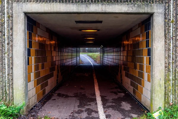 Voetgangers en ciclyst pad onder weg — Stockfoto