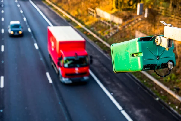 Vista do dia da câmera de tráfego de velocidade média sobre a Auto-estrada do Reino Unido — Fotografia de Stock