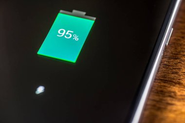 Hareket eden smartphone şarj pil yakın çekim