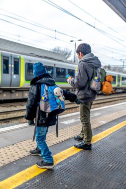 Seyahat kavramı iki erkek on tren istasyonu platformu