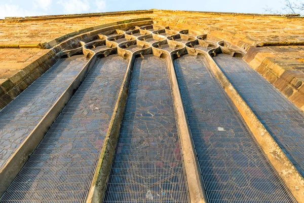 Antigua ventana de la iglesia en Inglaterra — Foto de Stock