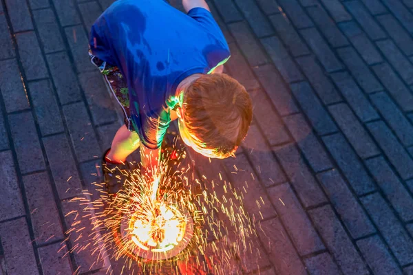 Aufgeregter Junge spielt auf beleuchtetem Brunnen — Stockfoto