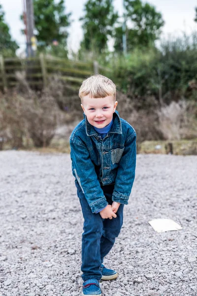 Fashion boy poseren voor de buiten fotoshoot — Stockfoto