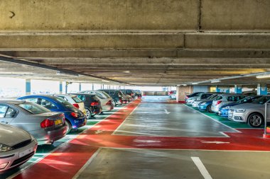 Modern alışveriş tam kentsel kapalı otopark