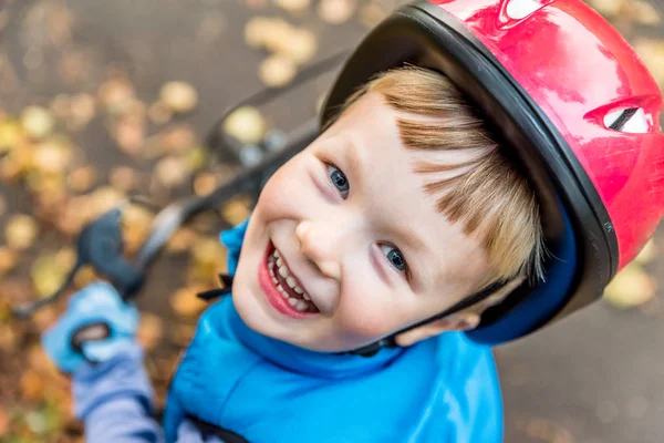 Bovenaanzicht van wielrenner jongen buiten in park — Stockfoto