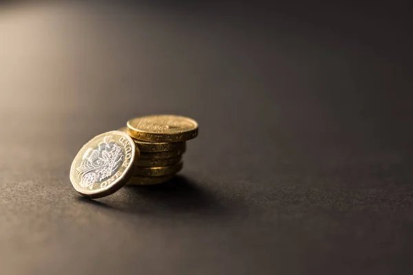 Nova moeda britânica de uma libra esterlina no fundo escuro — Fotografia de Stock