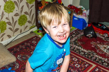 Mutlu portre sarışın bir gülümseyen, çocuk