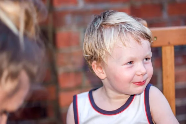 Gelukkig portret van een glimlachend blonde jongen — Stockfoto