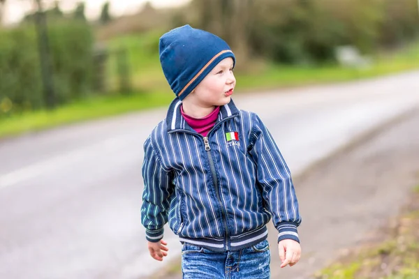 Gelukkig portret van een glimlachend blonde jongen — Stockfoto